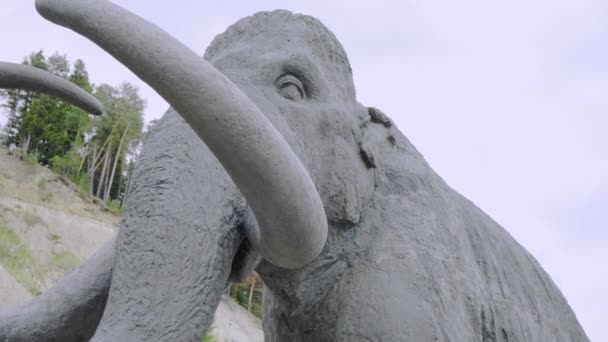 Khanty-Mansiysk, KhMAO, Rusia - 08.29.2019: Archeopark. complejo cultural y turístico en la ciudad de Khanty-Mansiysk — Vídeos de Stock