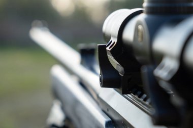 Modern askeri keskin nişancı tüfeğine yakın durun. 