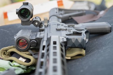 Görüş açısı olan modern Ar15 tüfeği.