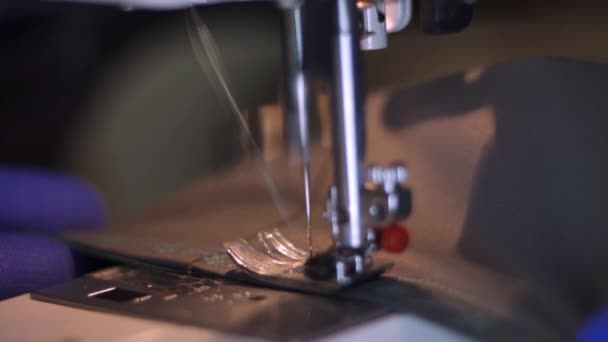 Крупним планом швейна машинна голка швидко рухається вгору і вниз . — стокове відео
