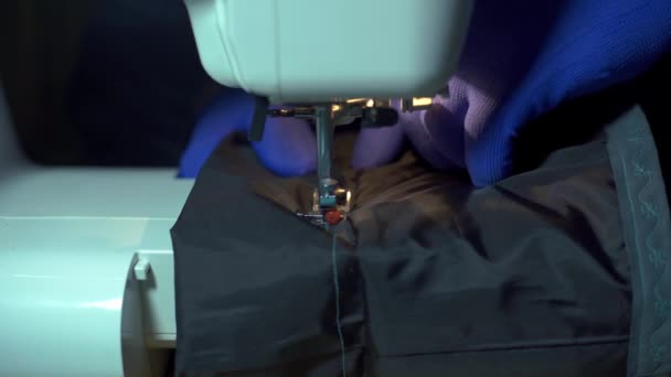 Close-up van de naald van de naaimachine beweegt snel op en neer. — Stockvideo
