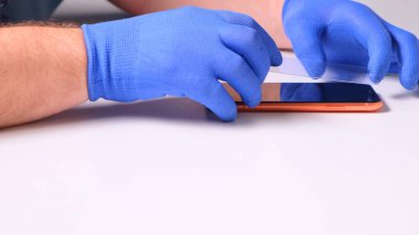Kırık cam ekran koruyucusunun yerine akıllı telefon koyuyor..