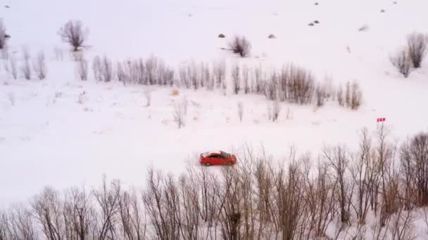 Βόλτες με αυτοκίνητο σε χειμερινό χιονισμένο δρόμο, κορυφαία θέα. — Αρχείο Βίντεο