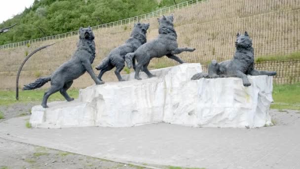 Chanty-Mansijsk, Chmao, Russland - 29.08.2019: Archäopark. Herde prähistorischer Wölfe kultureller und touristischer Komplex in der Stadt Chanty-Mansijsk — Stockvideo