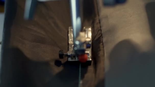 Detailní záběr jehly šicího stroje se rychle pohybuje nahoru a dolů. — Stock video
