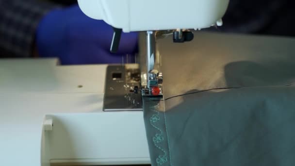 Close-up da agulha da máquina de costura se move rapidamente para cima e para baixo. — Vídeo de Stock