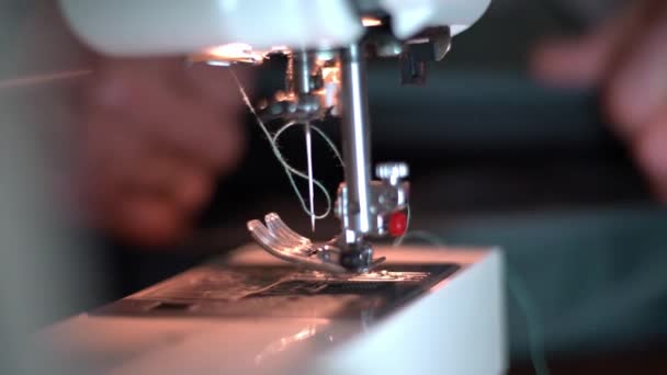 缝纫机针的特写快速上下移动. — 图库视频影像