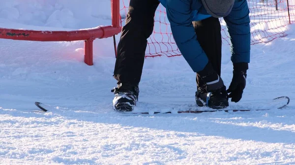 Snowboardista nasadí nebo odstraní snowboard v zimní den, mluvení z kopce — Stock fotografie