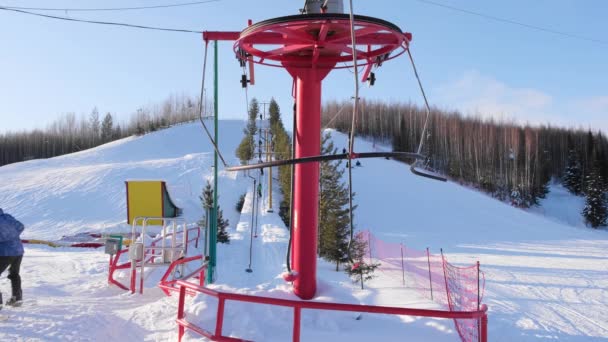 Sittliftar på en bergssluttning, skidlift på en bergssluttning en vinterdag. — Stockvideo