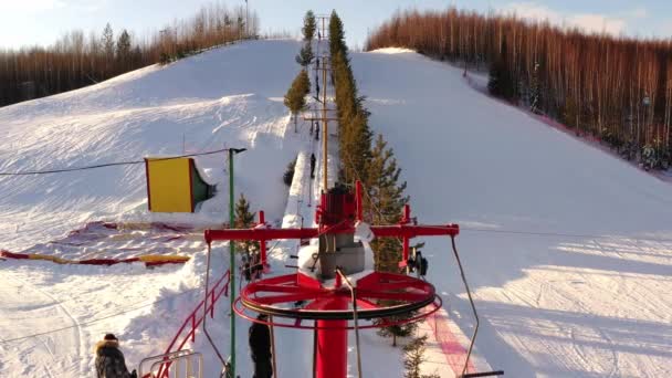 Sittliftar på en bergssluttning, skidlift på en bergssluttning en vinterdag. — Stockvideo