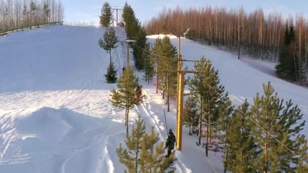 Sedačkové lanovky na svahu, lyžařský vlek na úbočí hory v zimním dni. — Stock video
