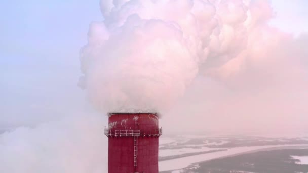 Een enorme stoom pijler van de elektriciteitscentrale of fabriek pijp, close-up. — Stockvideo