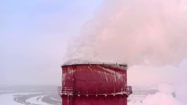 Een enorme stoom pijler van de elektriciteitscentrale of fabriek pijp, close-up. — Stockvideo