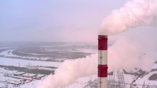 Obrovský parní sloup z elektrárny nebo továrny potrubí, zblízka. — Stock video