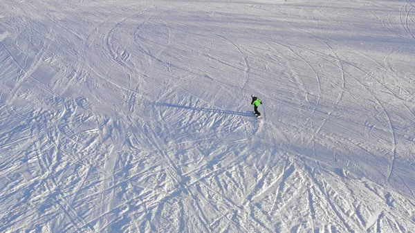 Snowboarder promenades sur un flanc de montagne un jour d'hiver, vue sur le dessus — Photo
