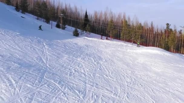 Snowboarder rijdt op een berghelling op een winterdag, bovenaanzicht — Stockvideo