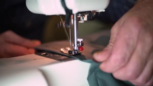 Крупный план иглы швейной машинки быстро движется вверх и вниз. — стоковое видео