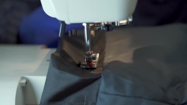 Primer plano de la aguja de la máquina de coser se mueve rápidamente hacia arriba y hacia abajo. — Vídeos de Stock