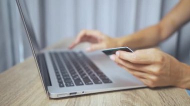 Alışveriş online kavramı. Eller kadın kredi kartı tutan ve dizüstü bilgisayar kullanarak