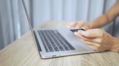 Alışveriş online kavramı. Eller kadın kredi kartı tutan ve dizüstü bilgisayar kullanarak