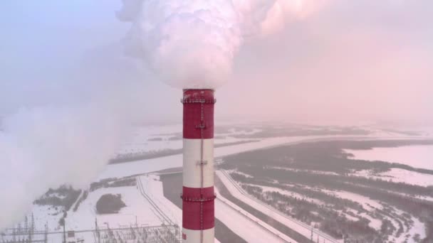 Een enorme stoom pijler van de elektriciteitscentrale of fabriek pijp, close-up. — Stockvideo