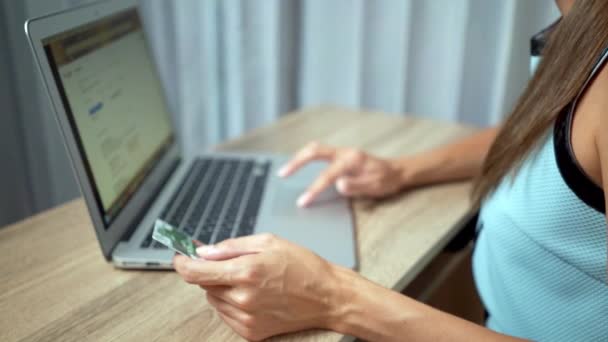 Conceito de compras online. Mulher mãos segurando cartão de crédito e usando laptop — Vídeo de Stock