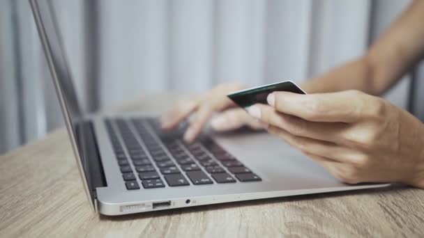 Zakupy online koncepcja. Kobieta ręce trzyma karty kredytowej i za pomocą laptopa — Wideo stockowe