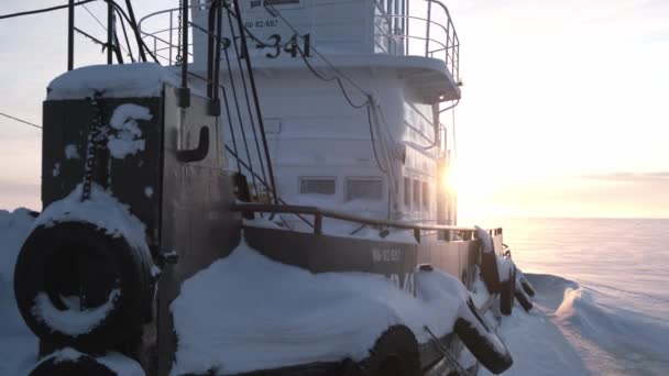 El barco se congeló en el hielo del río . — Vídeos de Stock