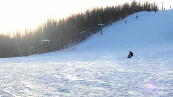 Snowboarder πέφτει σε μια βουνοπλαγιά σε μια χειμωνιάτικη μέρα, top view — Αρχείο Βίντεο