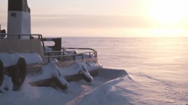 The ship froze in the ice of the river.