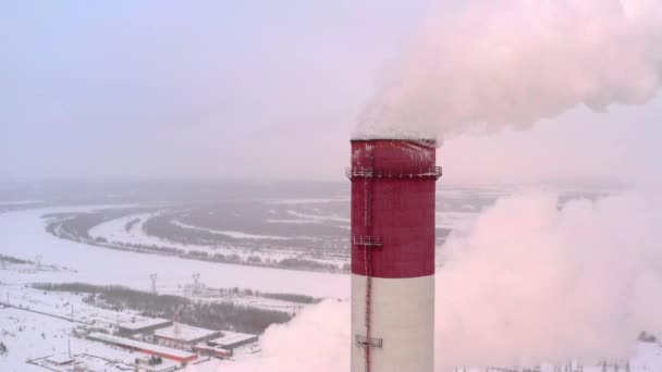 Um enorme pilar de vapor da usina ou tubulação de fábrica, de perto . — Vídeo de Stock