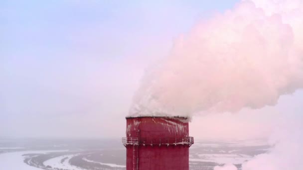 Eine riesige Dampfsäule aus dem Kraftwerk oder Fabrikrohr, aus nächster Nähe. — Stockvideo