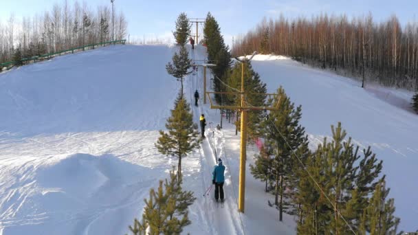 Wyciągi krzesełkowe na zboczu wzgórza, wyciąg narciarski na zboczu góry w zimowy dzień. — Wideo stockowe