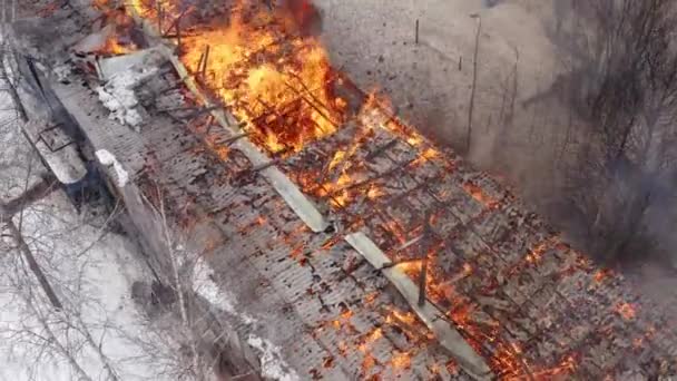 Aerial view the burning roof of the building in winter. — Stockvideo