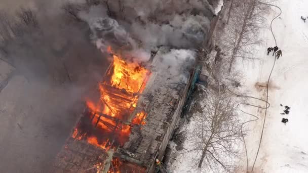 Aerial view the burning roof of the building in winter. — Stock video