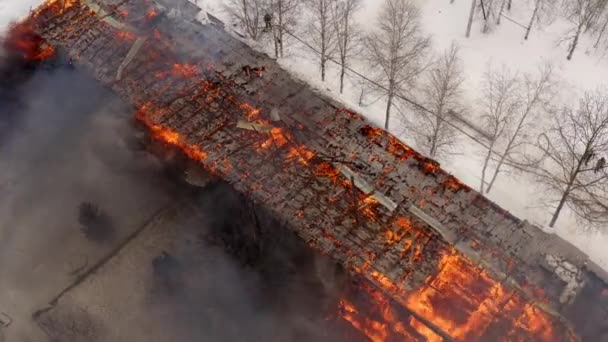 Aerial view the burning roof of the building in winter. — Stock Video