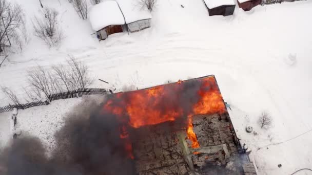 Aerial view the burning roof of the building in winter. — ストック動画