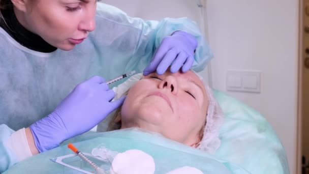 Chirurgia plastica, il medico fa un colpo in faccia — Video Stock