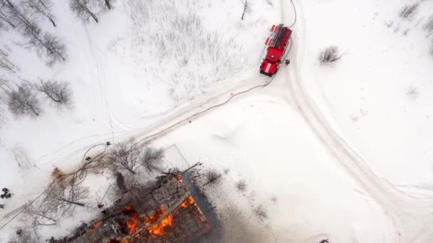 Пожарная машина рядом с горящим домом — стоковое видео