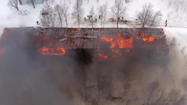 Aerial view the burning roof of the building in winter. — Stock Video