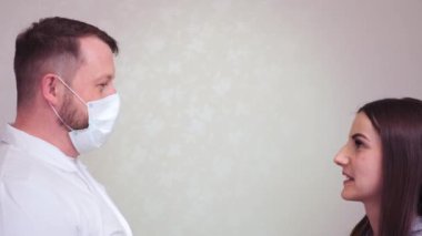 Hasta kazara hastalığı yayan kızgın doktorun üzerine öksürüyor.