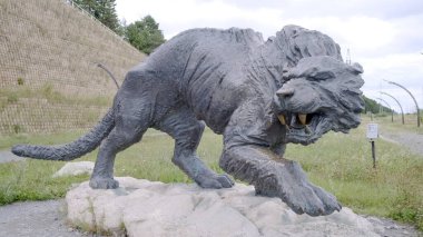 Khanty-Mansiysk, Khmao, Rusya - 08.29.2019: Archeopark. Khanty-Mansiysk kentindeki kültür ve turizm kompleksi