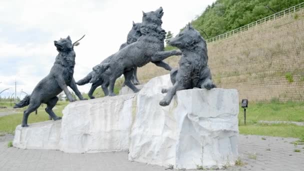 Khanty-Mansiysk, Khmao, Ryssland - 08.29.2019: Arkeopark. Flock av förhistoriska vargar kulturella och turist komplex i staden Khanty-Mansiysk — Stockvideo