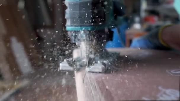 Wood master, makes furniture with a jigsaw slow motion — Stock Video