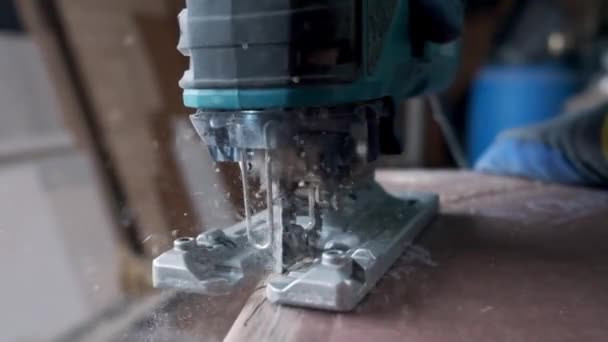 Wood master, makes furniture with a jigsaw slow motion — Stock Video