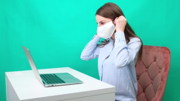 Une jeune femme dit en ligne sur les médias sociaux comment porter des masques médicaux de protection , — Video