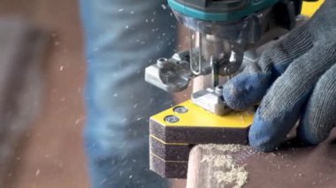 Tahta ustası, yapboz gibi ağır çekimde mobilya yapıyor.