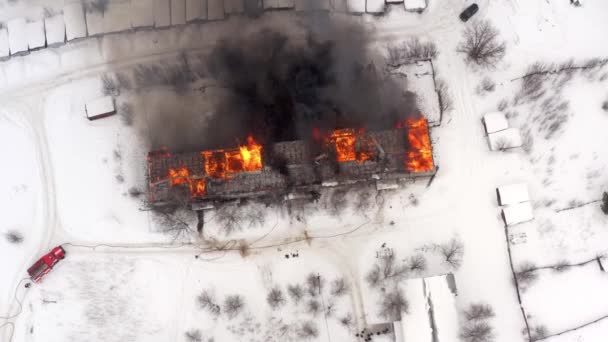 Aerial view the burning roof of the building in winter. — Αρχείο Βίντεο