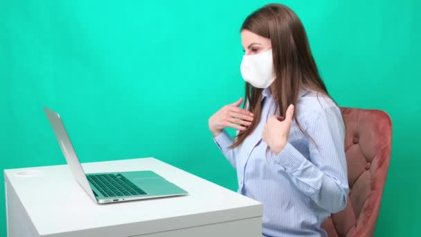 Une jeune femme dit en ligne sur les médias sociaux comment porter des masques médicaux de protection , — Video