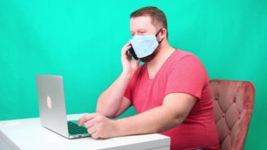 Bir adam sosyal medyada nasıl koruyucu tıbbi maskeler takılacağını anlatıyor.,